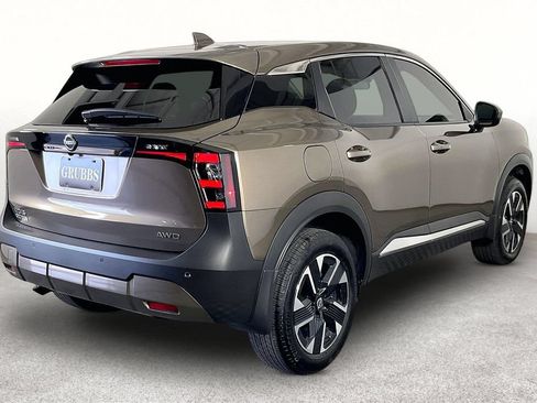 Used 2025 Nissan Kicks SV AWD/4WD image 4