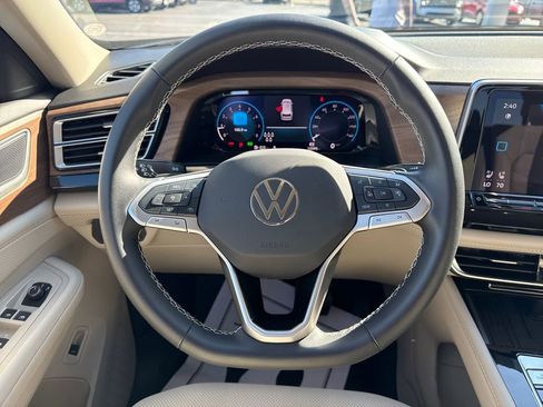 Used 2025 Volkswagen Atlas SE image 16