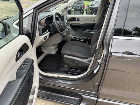 Used 2022 Chrysler Voyager LX FWD image 11