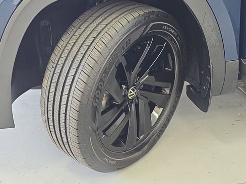 Certified 2023 Volkswagen Atlas Cross Sport SE w/ Black Wheel Package image 29