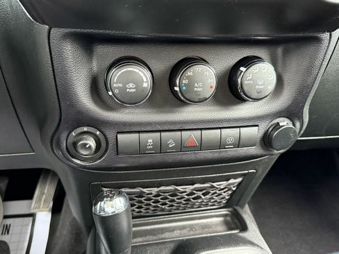 Used 2014 Jeep Wrangler Unlimited Sahara w/ Max Tow Package AWD/4WD image 17