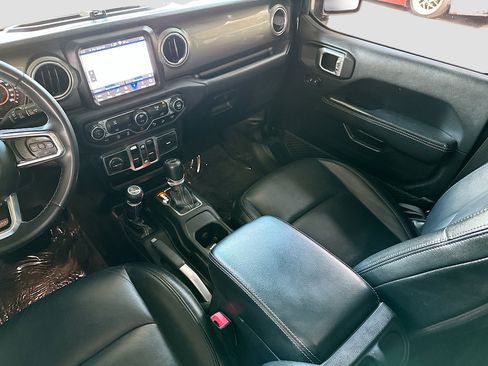 Used 2018 Jeep Wrangler Unlimited Sahara image 22