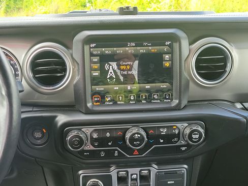 Used 2018 Jeep Wrangler Unlimited Sahara AWD/4WD image 25