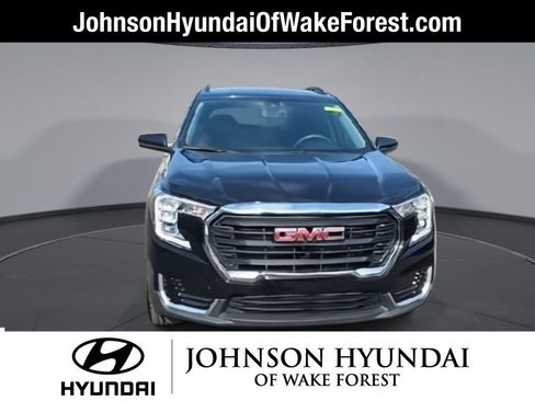 Used 2023 GMC Terrain SLE w/ Driver Convenience Package image 3