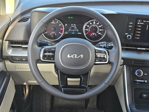 Used 2024 Kia Carnival LX image 6