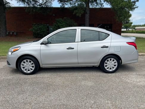 Used 2019 Nissan Versa FWD image 2