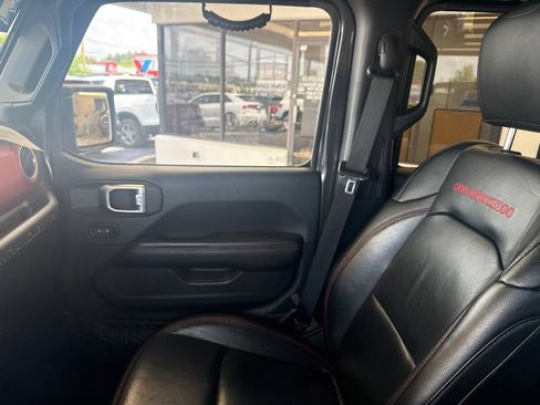 Used 2018 Jeep Wrangler Unlimited Rubicon w/ Dual Top Group AWD/4WD image 25