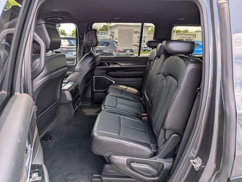 Used 2024 Jeep Wagoneer Series II w/ Flexible Seating Group AWD/4WD image 17