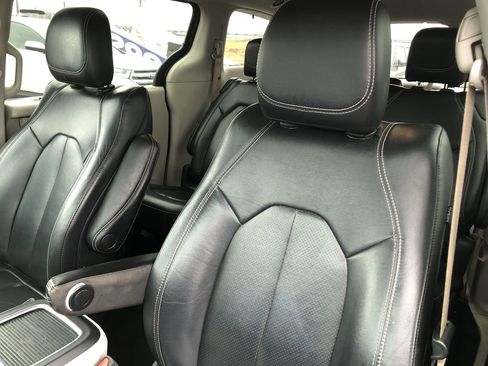 Used 2022 Chrysler Pacifica Touring-L image 15