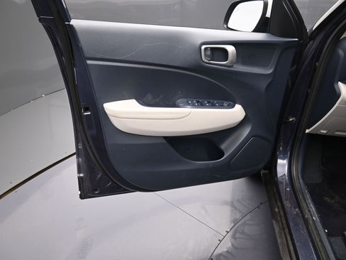 Used 2023 Hyundai Venue Limited w/ Cargo Package image 15