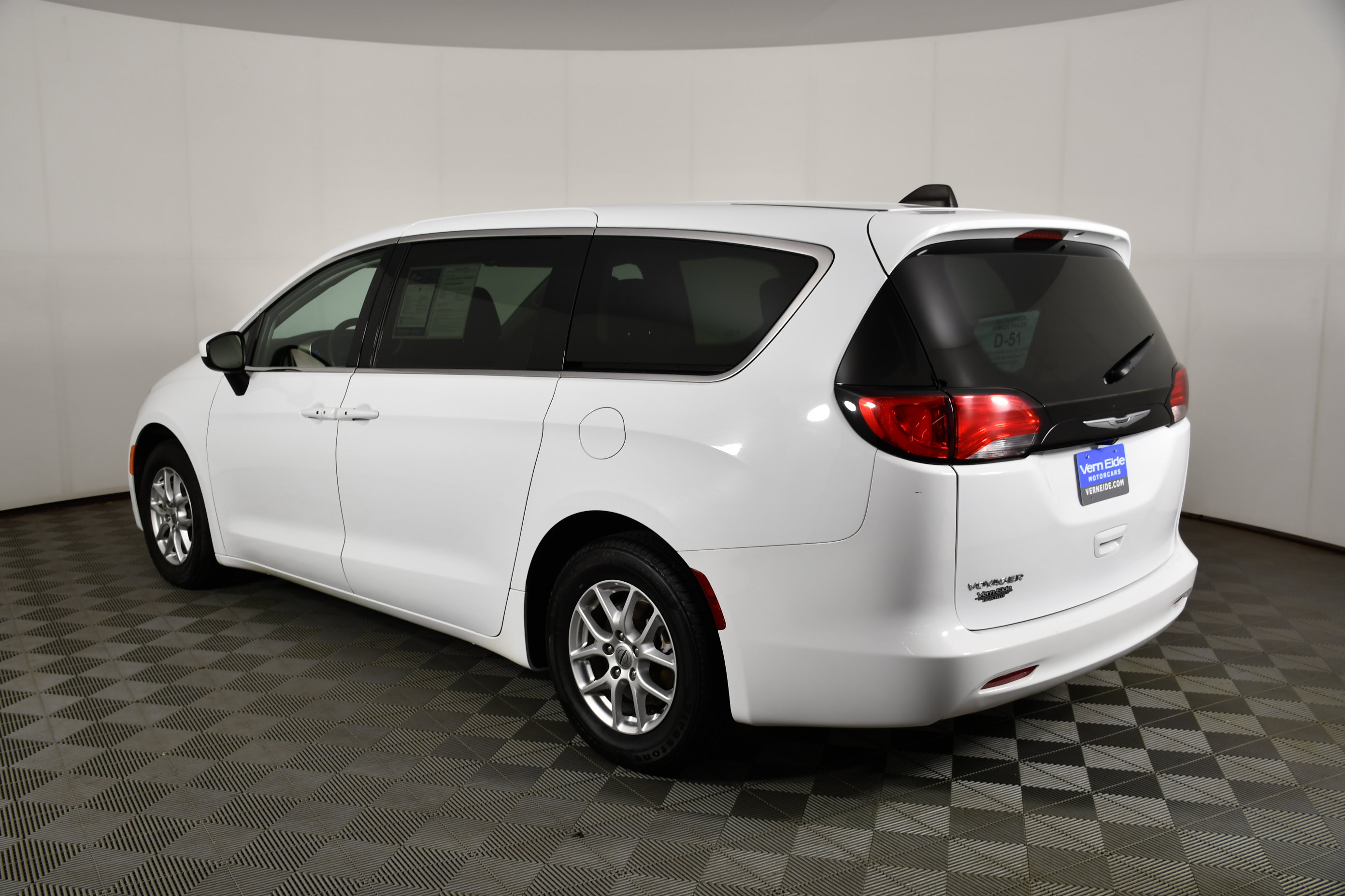 Used 2023 Chrysler Voyager LX FWD image 8