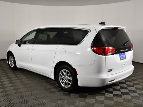 Used 2023 Chrysler Voyager LX FWD image 8