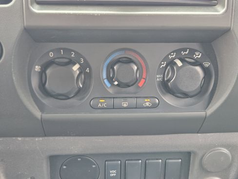 Used 2010 Nissan Xterra X image 25