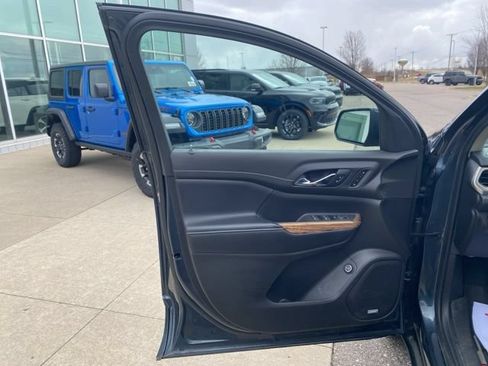 Used 2019 GMC Acadia Denali w/ Technology Package AWD/4WD image 9