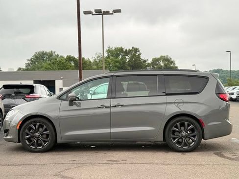 Used 2020 Chrysler Pacifica Limited FWD image 46