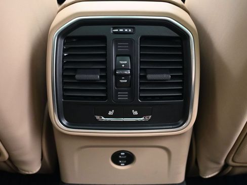 Certified 2025 Porsche Macan AWD/4WD image 8