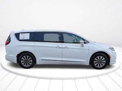 Used 2022 Chrysler Pacifica Limited w/ Uconnect Theater Family Group