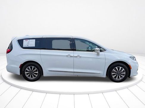 Used 2022 Chrysler Pacifica Limited w/ Uconnect Theater Family Group FWD image 3