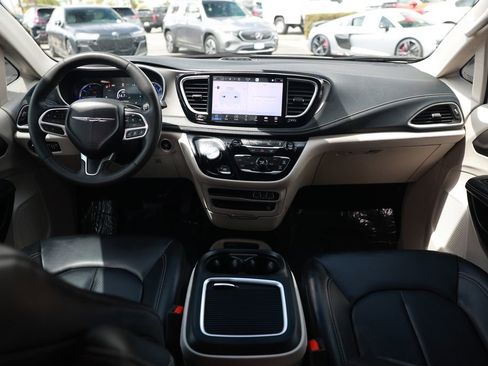 Used 2023 Chrysler Pacifica Touring-L w/ Uconnect Theater Family Group FWD image 25