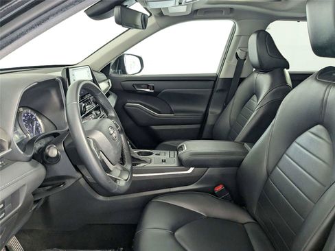 Used 2022 Toyota Highlander XLE FWD image 12