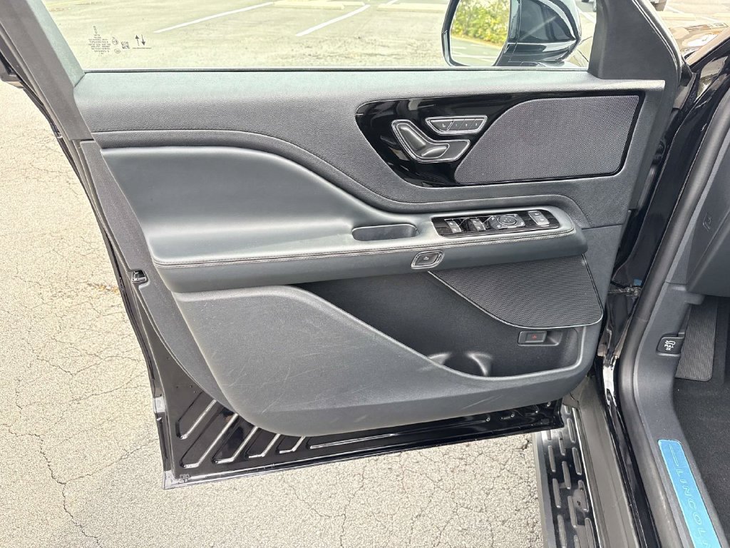 Used 2025 Lincoln Aviator AWD image 28