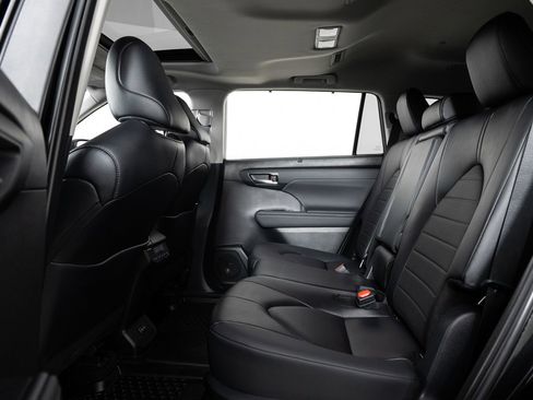 Used 2024 Toyota Highlander XLE image 18