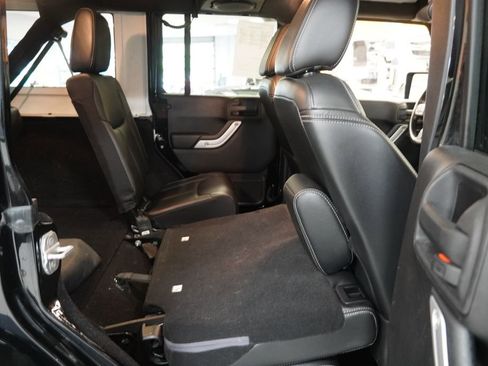 Used 2014 Jeep Wrangler Unlimited Sahara w/ Connectivity Group AWD/4WD image 30