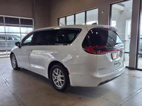 Used 2024 Chrysler Pacifica Touring-L image 6