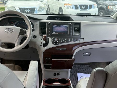 Used 2011 Toyota Sienna XLE w/ Premium Pkg AWD/4WD image 15