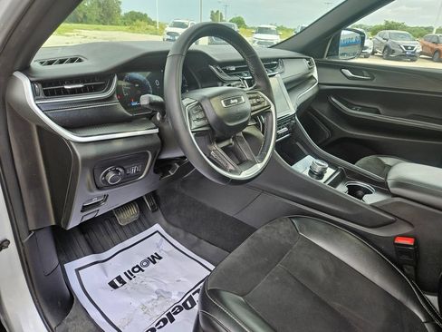 Used 2024 Jeep Grand Cherokee Altitude AWD/4WD image 21
