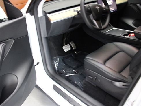 Used 2022 Tesla Model Y Performance image 26