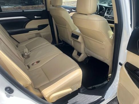 Used 2018 Toyota Highlander XLE AWD/4WD image 32