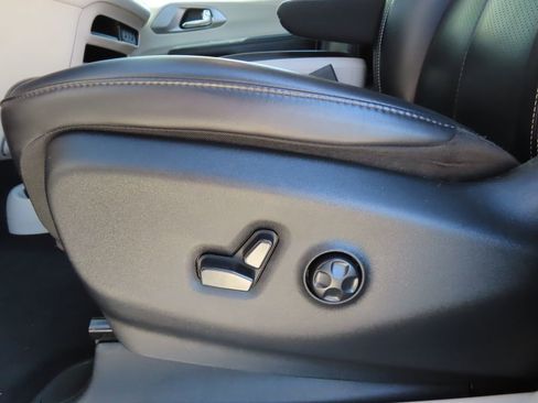 Used 2023 Chrysler Pacifica Touring-L image 8