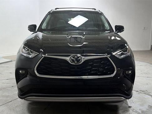New 2026 Toyota Highlander Platinum image 2