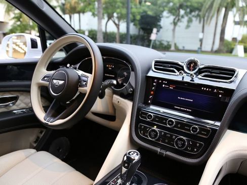 Used 2021 Bentley Bentayga image 44