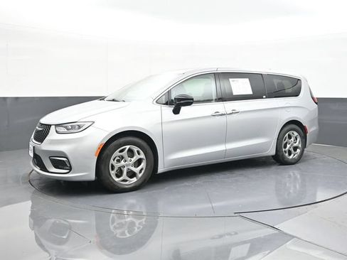 Used 2024 Chrysler Pacifica Limited FWD image 7
