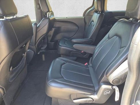 Used 2025 Chrysler Pacifica Select FWD image 16
