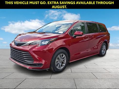 Used 2025 Toyota Sienna LE FWD image 4