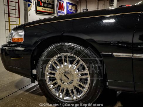 Used 2010 Lincoln Town Car Signature Limited image 33