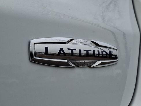 Used 2024 Jeep Compass Latitude image 30