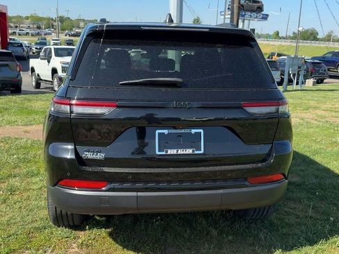 Used 2023 Jeep Grand Cherokee Altitude AWD/4WD image 5