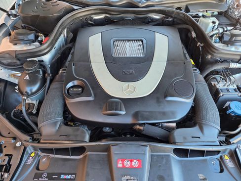 Used 2011 Mercedes-Benz E 550 4MATIC Sedan image 35