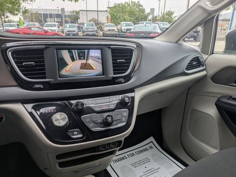Used 2022 Chrysler Voyager LX FWD image 9