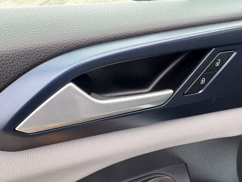 Used 2023 Volkswagen Taos SE w/ Panoramic Sunroof Package image 19