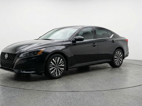 Used 2025 Nissan Altima 2.5 SV FWD image 3