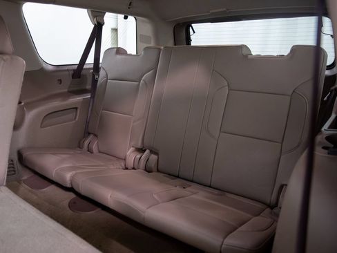 Used 2018 Chevrolet Suburban LT w/ LT Signature Package AWD/4WD image 11