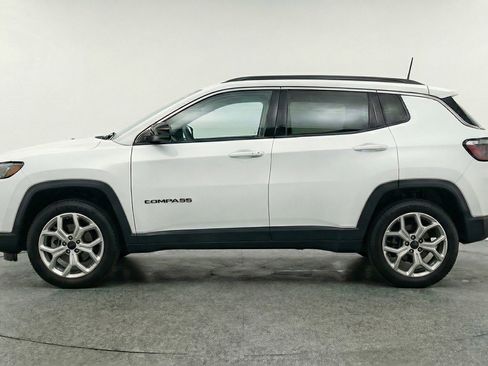 Used 2025 Jeep Compass Latitude AWD/4WD image 5