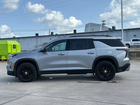 Used 2024 Chevrolet Traverse LT AWD/4WD image 3