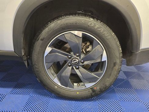 Used 2025 Nissan Rogue SV image 32