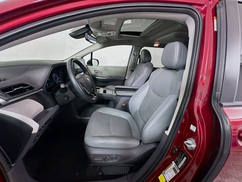 Used 2021 Toyota Sienna Limited image 21